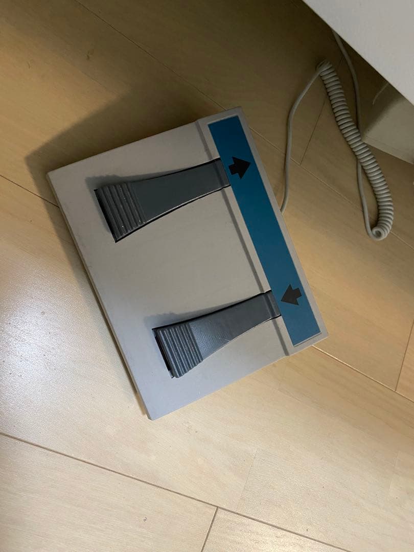 【値下げ】電動昇降　有孔エステベッド　（フェイスマット・アームレスト付き）