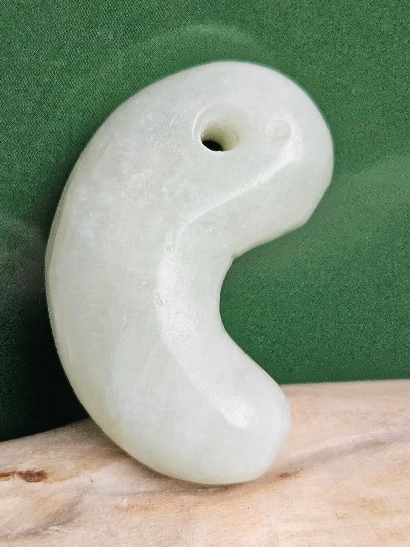 糸魚川　 アップル翡翠勾玉　ロウカン•とろみ質