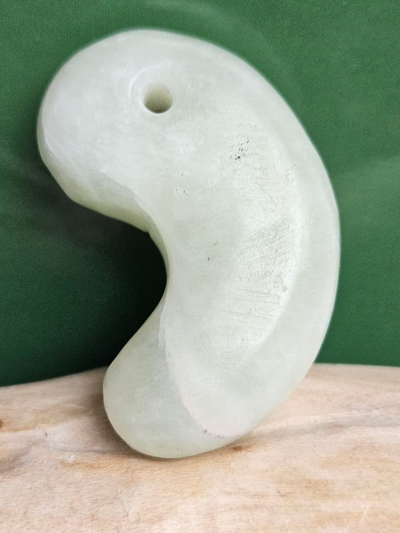 糸魚川　 アップル翡翠勾玉　ロウカン•とろみ質