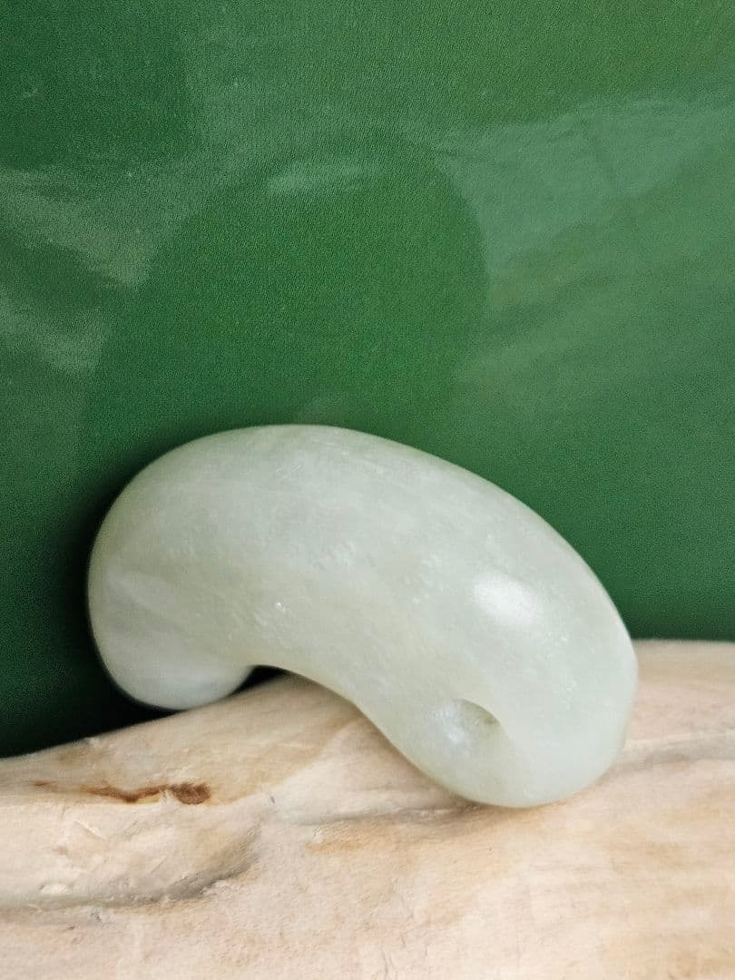 糸魚川　 アップル翡翠勾玉　ロウカン•とろみ質