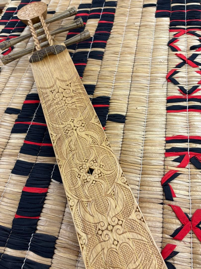 アイヌ　弦楽器　トンコリ　トンコリ工房イノンノ製　三味線弦　美品　五弦琴　彫刻入