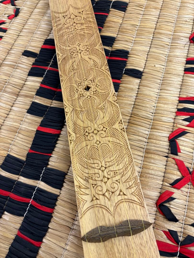 アイヌ　弦楽器　トンコリ　トンコリ工房イノンノ製　三味線弦　美品　五弦琴　彫刻入