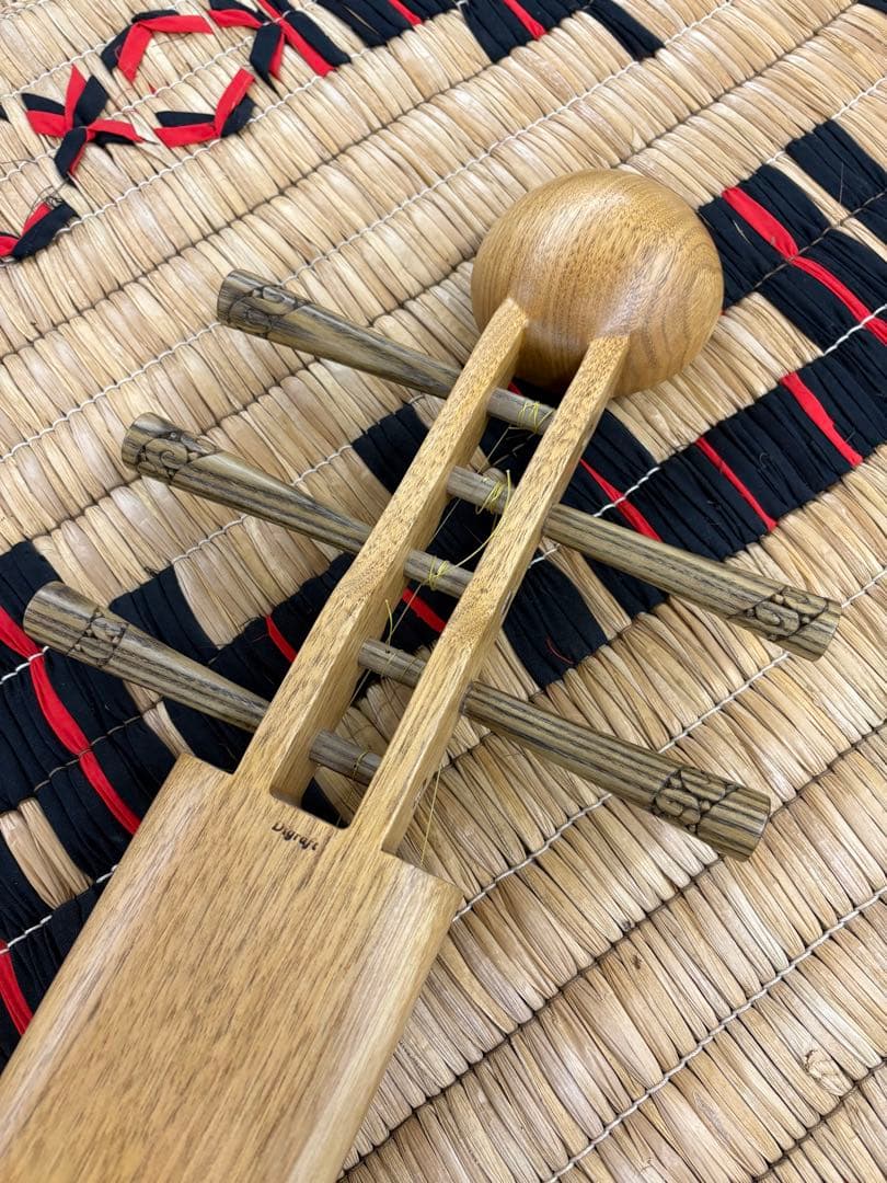 アイヌ　弦楽器　トンコリ　トンコリ工房イノンノ製　三味線弦　美品　五弦琴　彫刻入