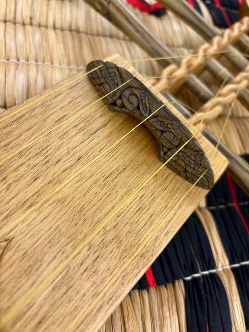 アイヌ　弦楽器　トンコリ　トンコリ工房イノンノ製　三味線弦　美品　五弦琴　彫刻入