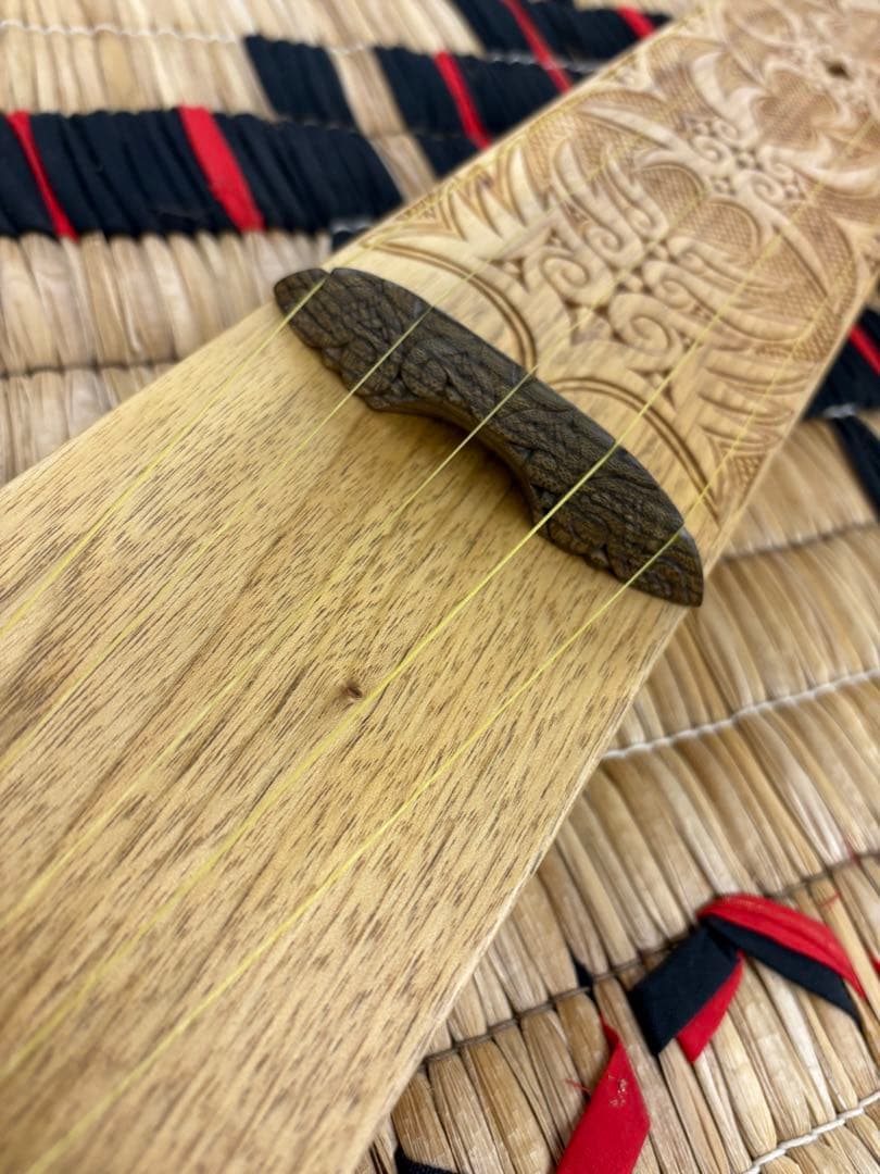 アイヌ　弦楽器　トンコリ　トンコリ工房イノンノ製　三味線弦　美品　五弦琴　彫刻入