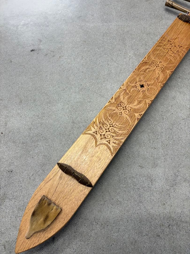 アイヌ　弦楽器　トンコリ　トンコリ工房イノンノ製　三味線弦　美品　五弦琴　彫刻入