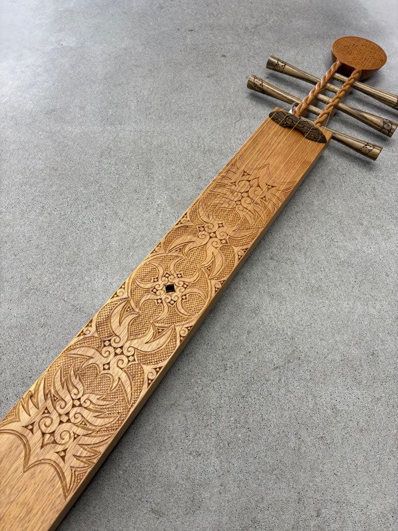 アイヌ　弦楽器　トンコリ　トンコリ工房イノンノ製　三味線弦　美品　五弦琴　彫刻入