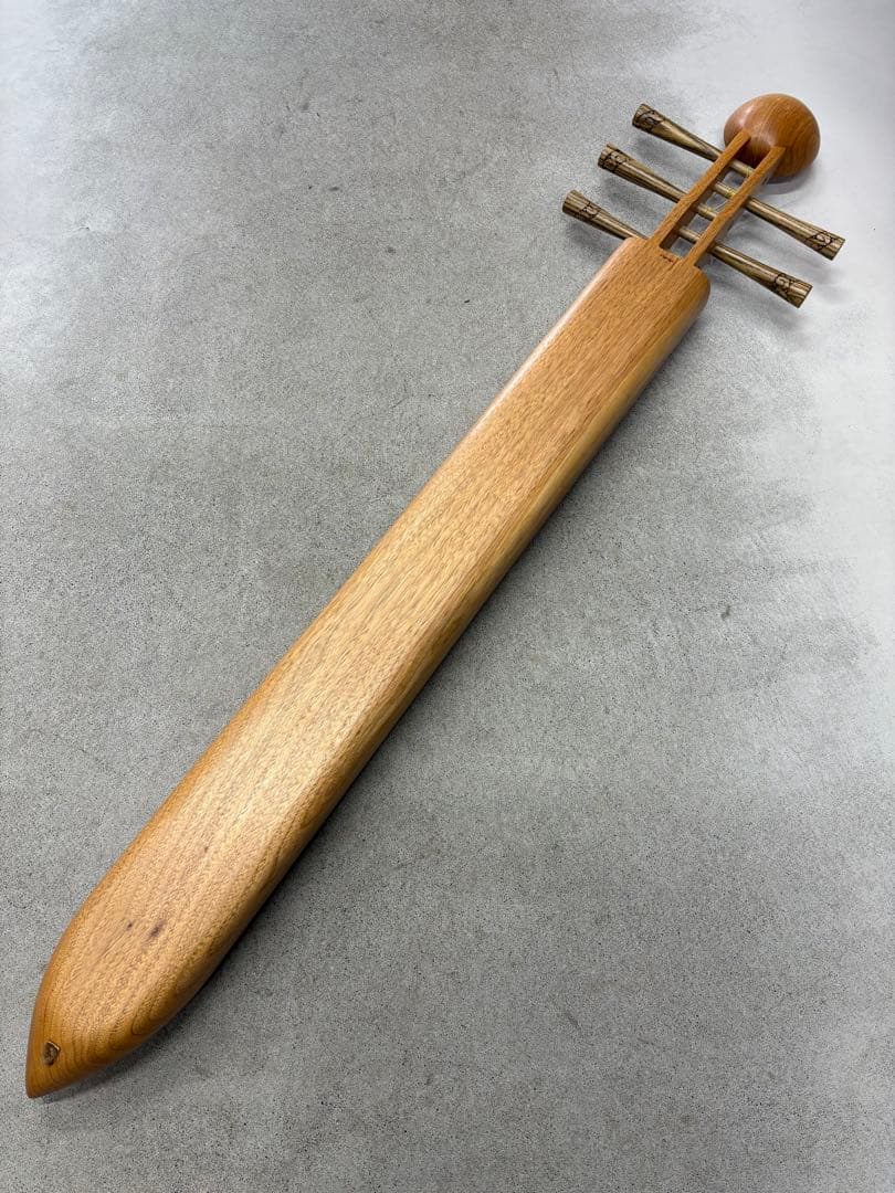 アイヌ　弦楽器　トンコリ　トンコリ工房イノンノ製　三味線弦　美品　五弦琴　彫刻入