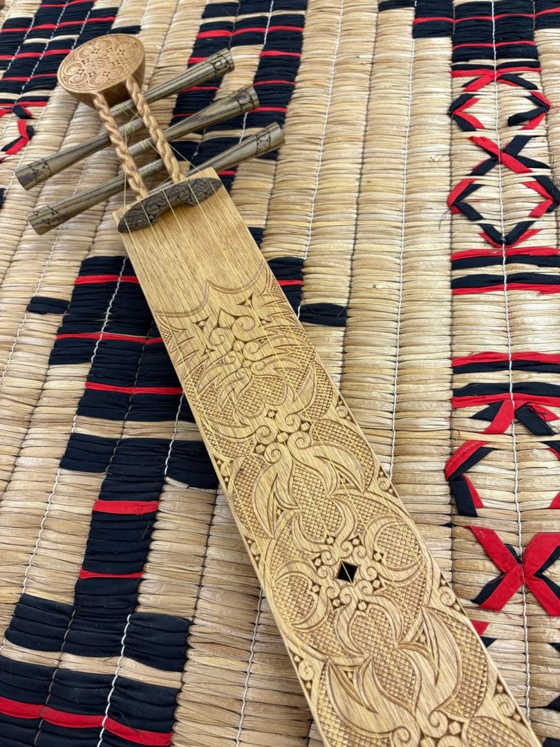 アイヌ　弦楽器　トンコリ　トンコリ工房イノンノ製　三味線弦　美品　五弦琴　彫刻入