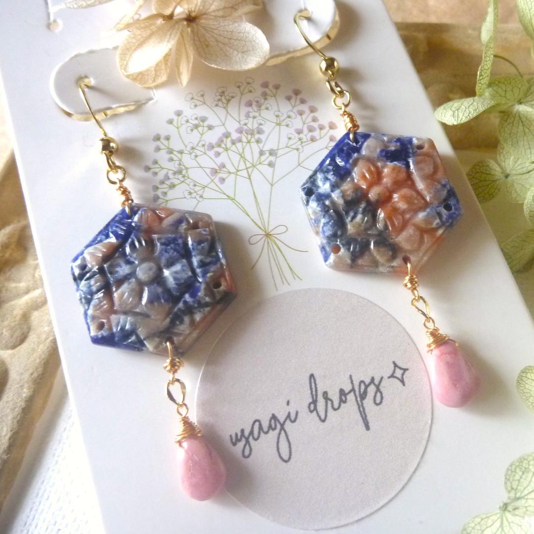 14kgf/天然石ソーダライトヘキサゴンフラワーカービングとピンクオパールピアス