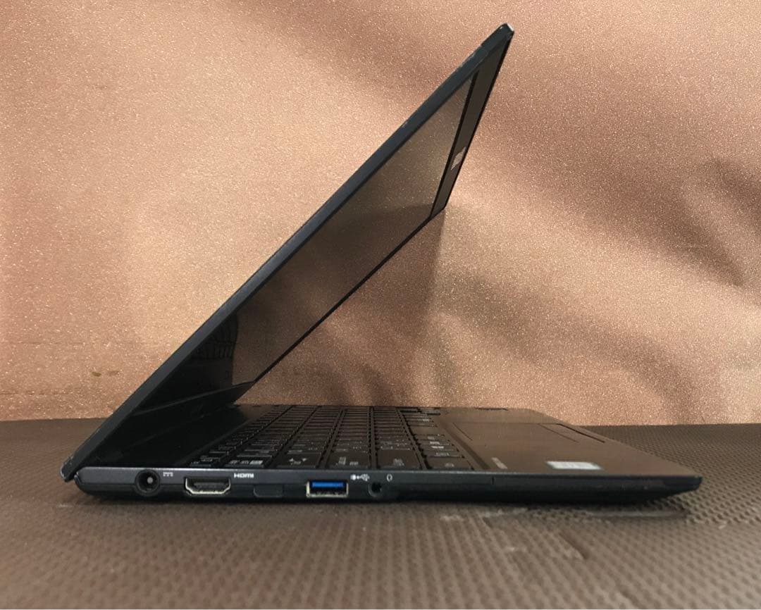 富士通　超軽量モバイル 第7世代 CORE i5 ８Gメモリ SSD