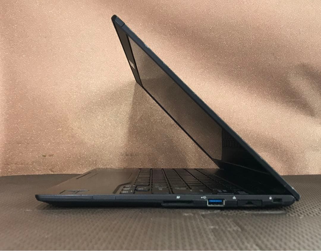 富士通　超軽量モバイル 第7世代 CORE i5 ８Gメモリ SSD