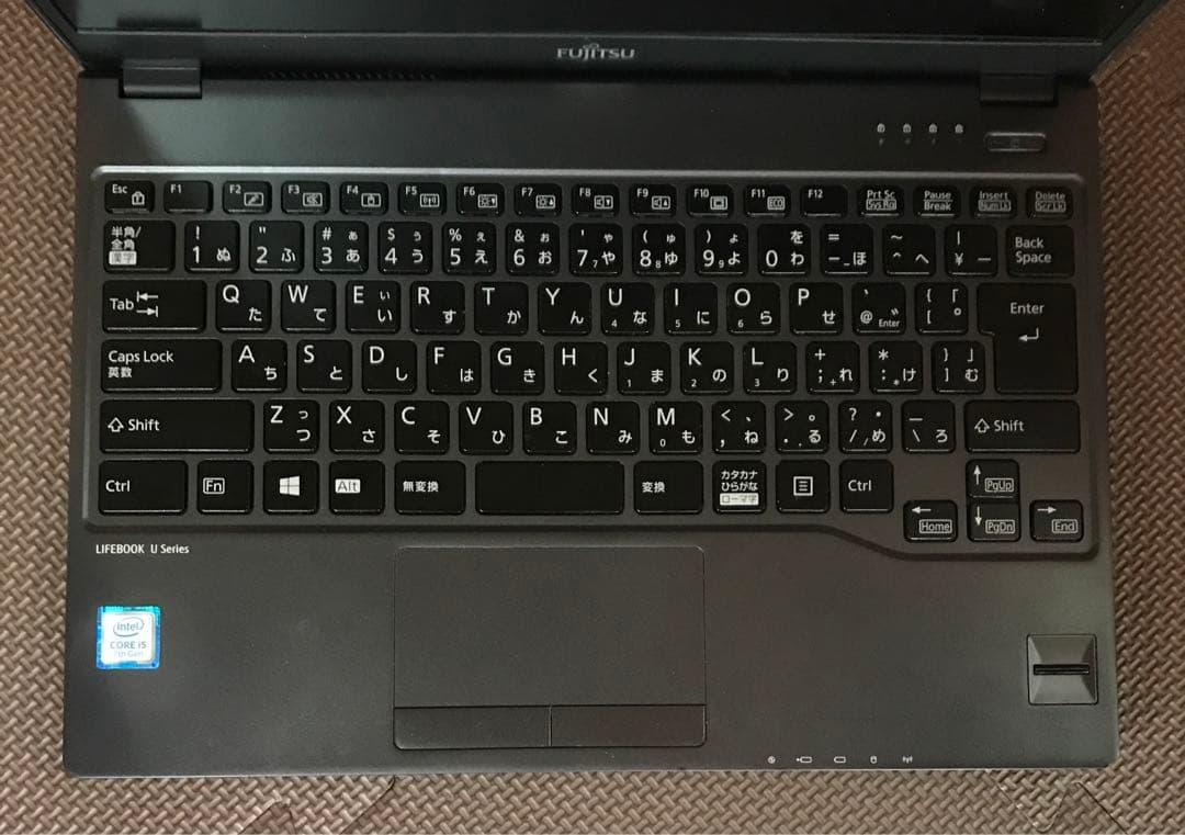 富士通　超軽量モバイル 第7世代 CORE i5 ８Gメモリ SSD