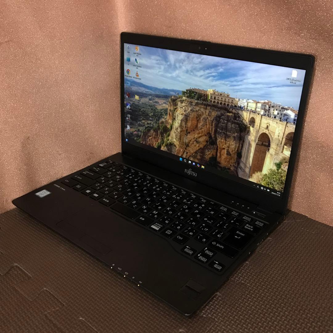 富士通　超軽量モバイル 第7世代 CORE i5 ８Gメモリ SSD