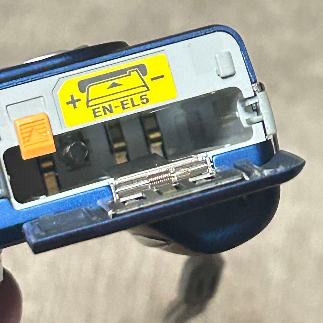 稼働品　美品　付属品完備　Nikon COOLPIX E5200 ブルー