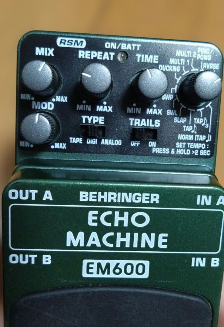 ギター BEHRINGER ECHO MACHINE EM600