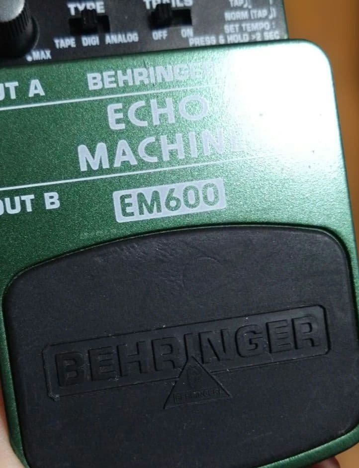 ギター BEHRINGER ECHO MACHINE EM600