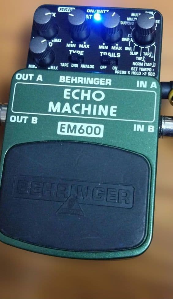 ギター BEHRINGER ECHO MACHINE EM600