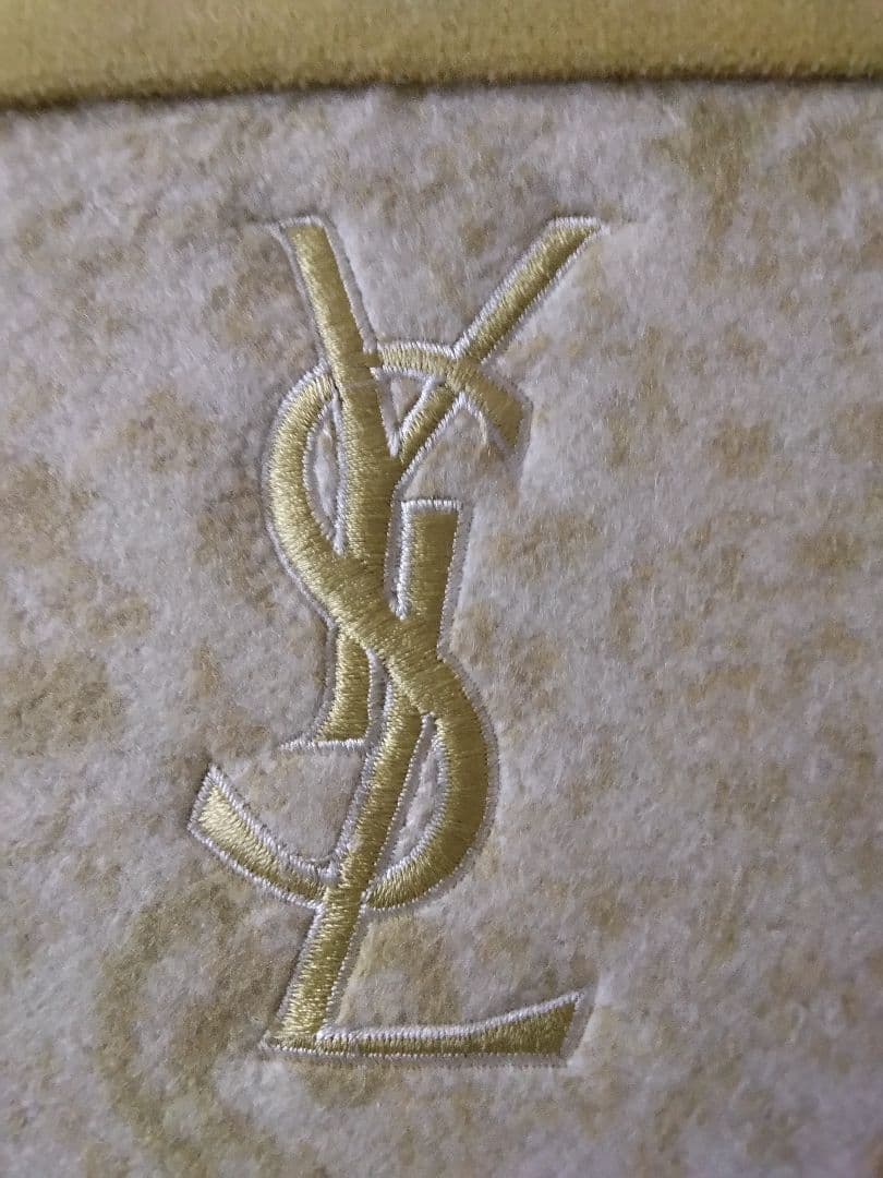 ♡くぅちゃん♡Yves Saint Laurent ★シルク100%毛布