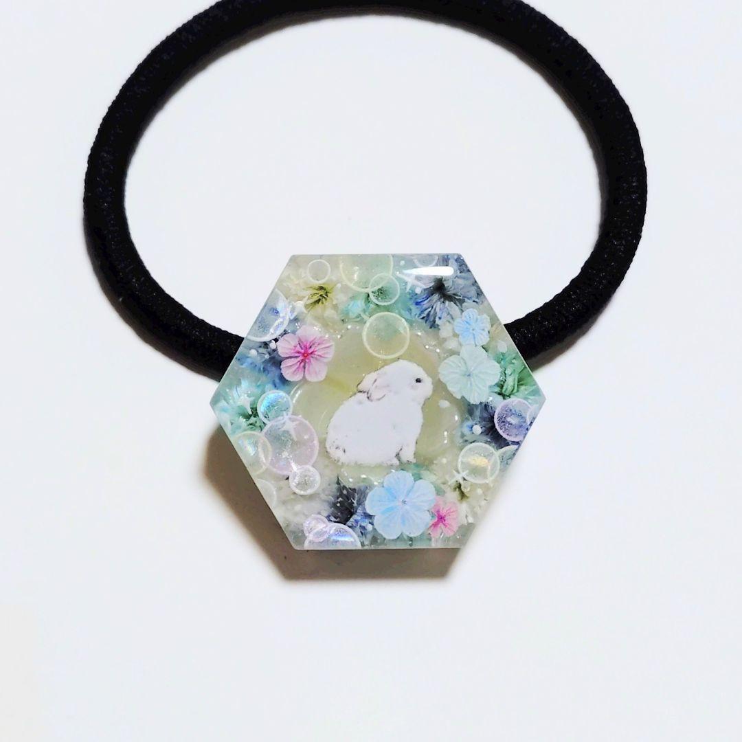 No.629　レジン ヘアゴム キーホルダー ピンバッジ うさぎカスミソウ