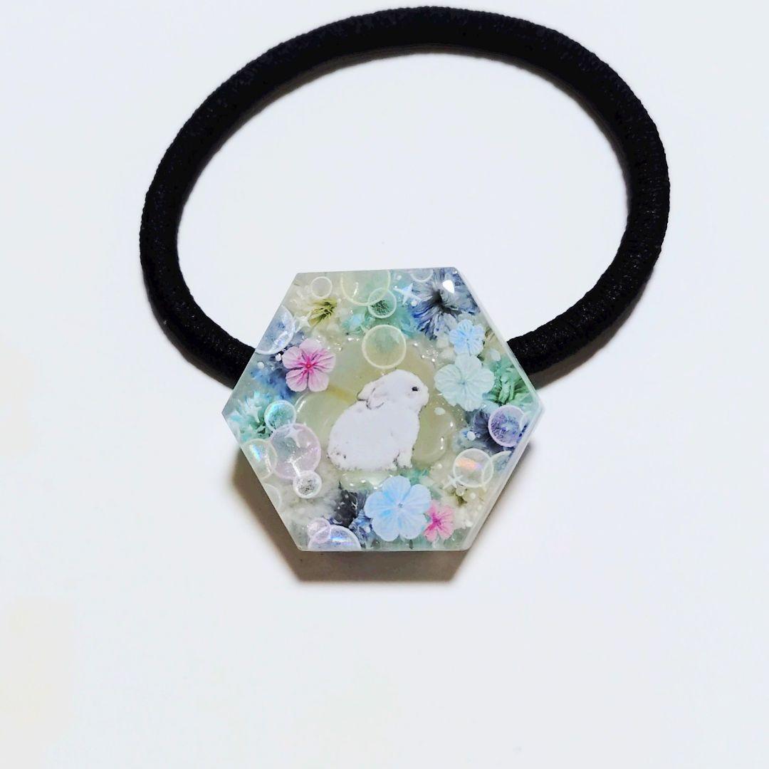 No.629　レジン ヘアゴム キーホルダー ピンバッジ うさぎカスミソウ