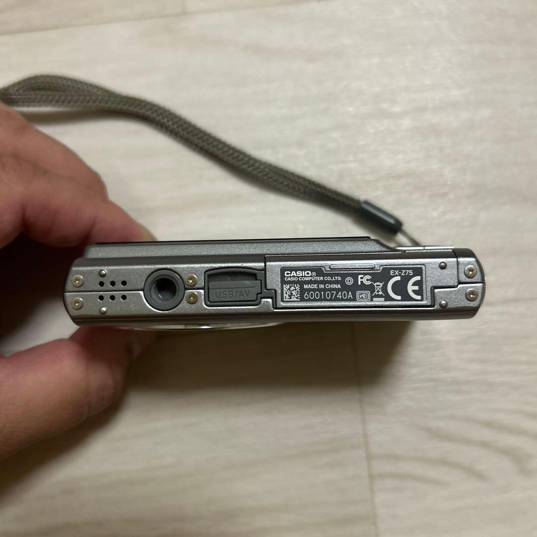 CASIO EXILIM EX-Z75 デジタルカメラ シルバー