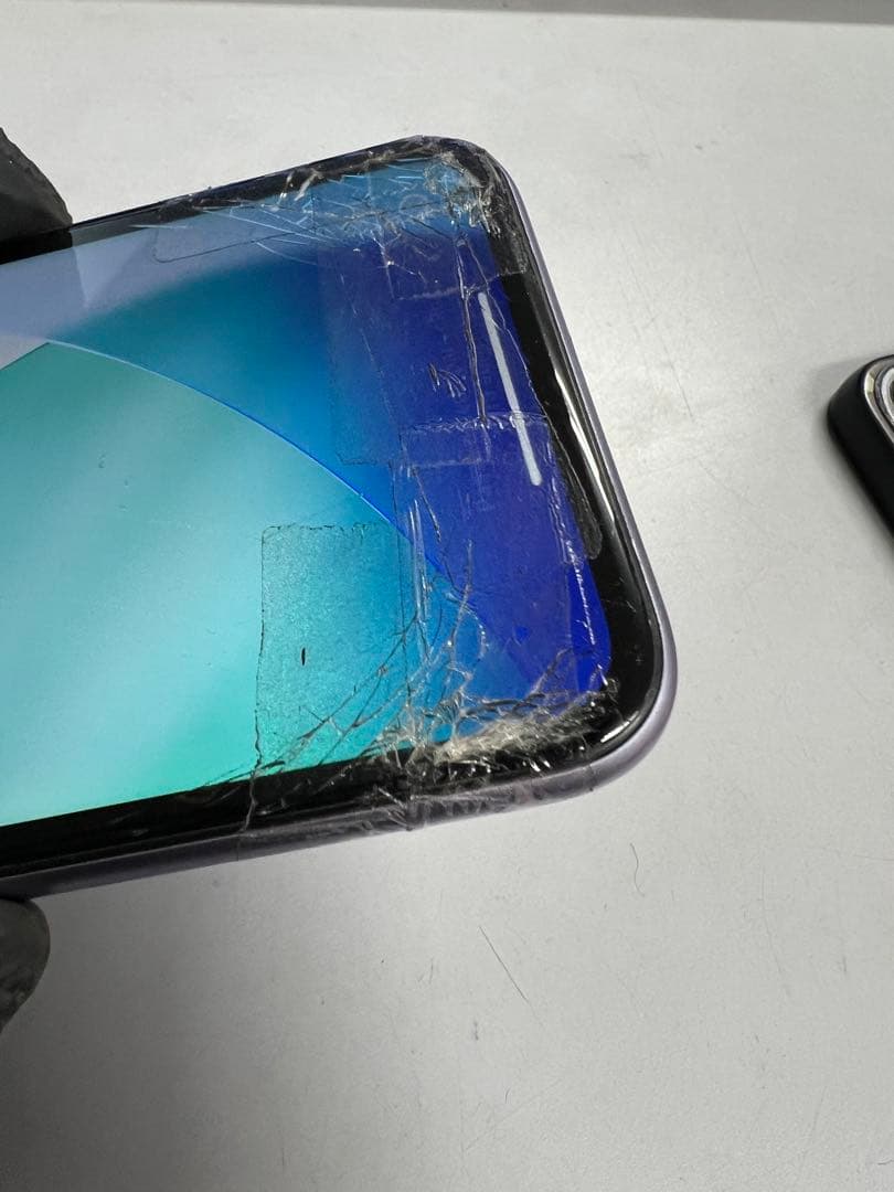 iphone 11 64GB 割れあり　新品カバーつき