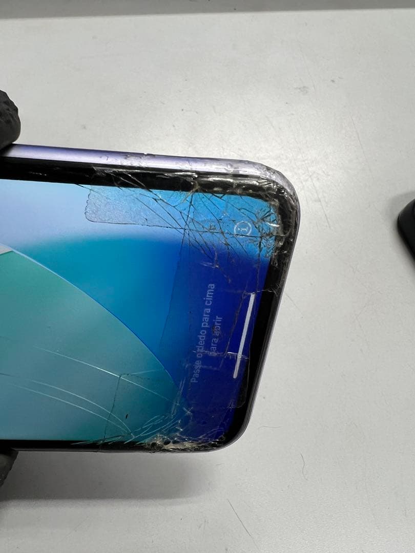 iphone 11 64GB 割れあり　新品カバーつき