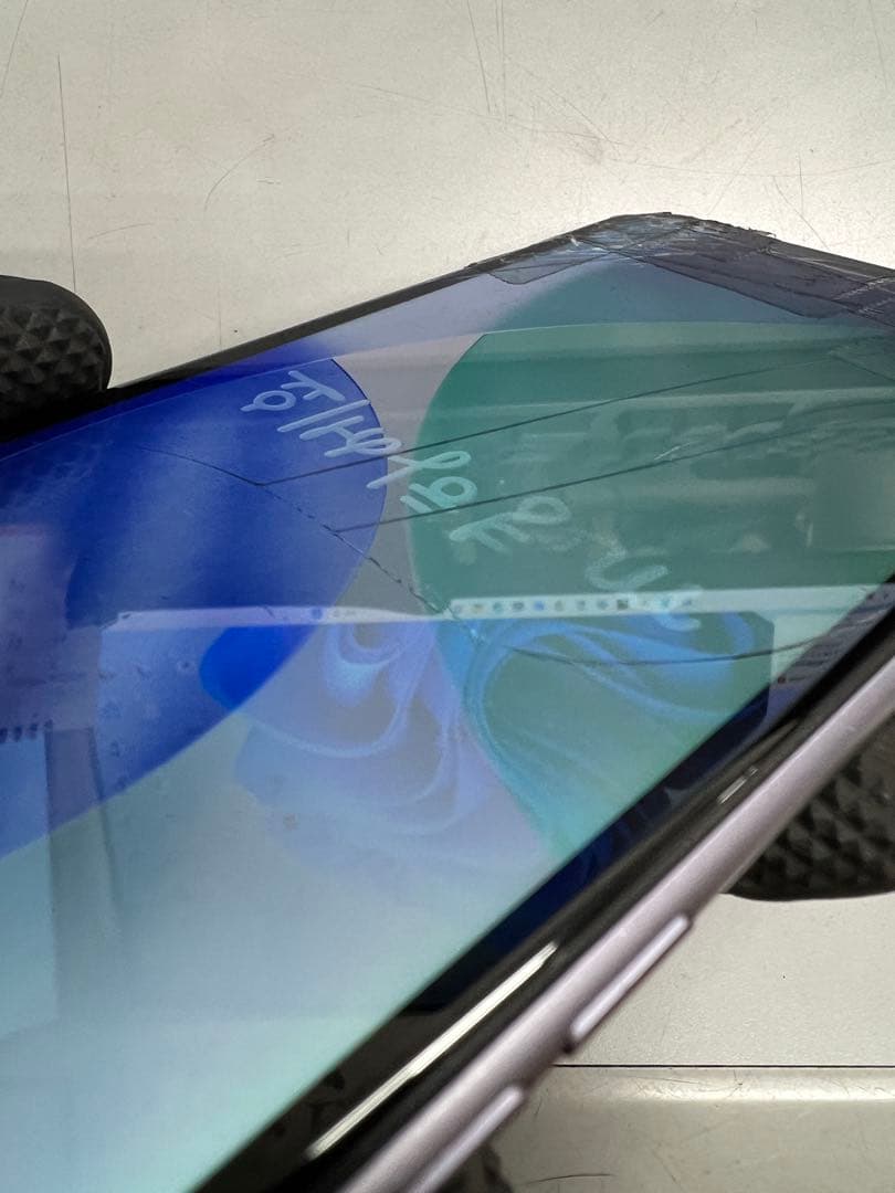 iphone 11 64GB 割れあり　新品カバーつき