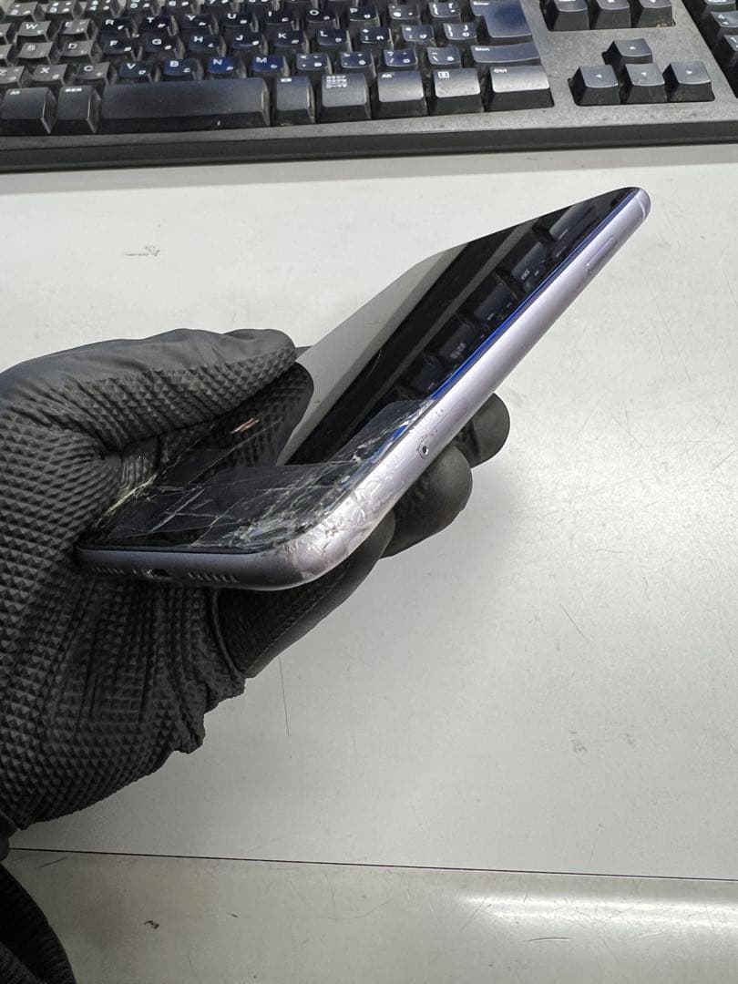 iphone 11 64GB 割れあり　新品カバーつき