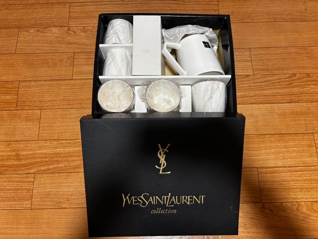 イヴサンローラン　ティーセット（ポット1個＋カップ5客）