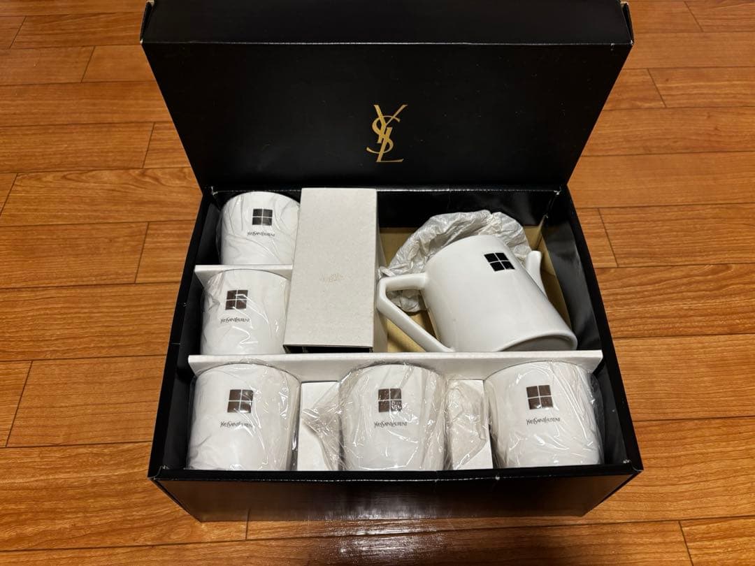 イヴサンローラン　ティーセット（ポット1個＋カップ5客）