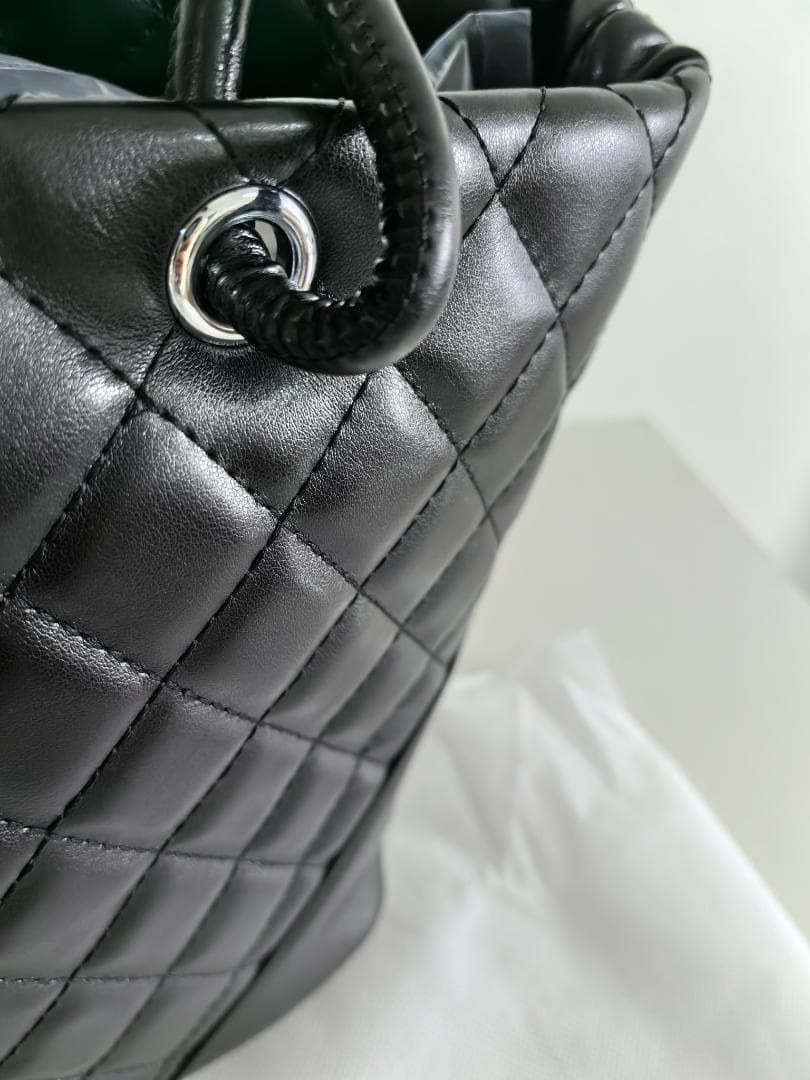 ブラックキルティング クラシックおしゃれ 大容量トートバッグ ポーチ付き