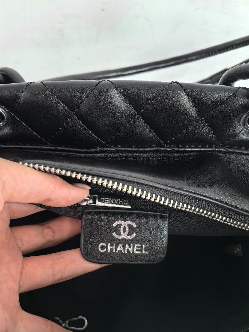 ブラックキルティング クラシックおしゃれ 大容量トートバッグ ポーチ付き