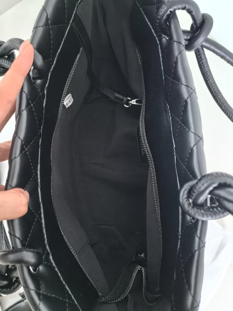 ブラックキルティング クラシックおしゃれ 大容量トートバッグ ポーチ付き