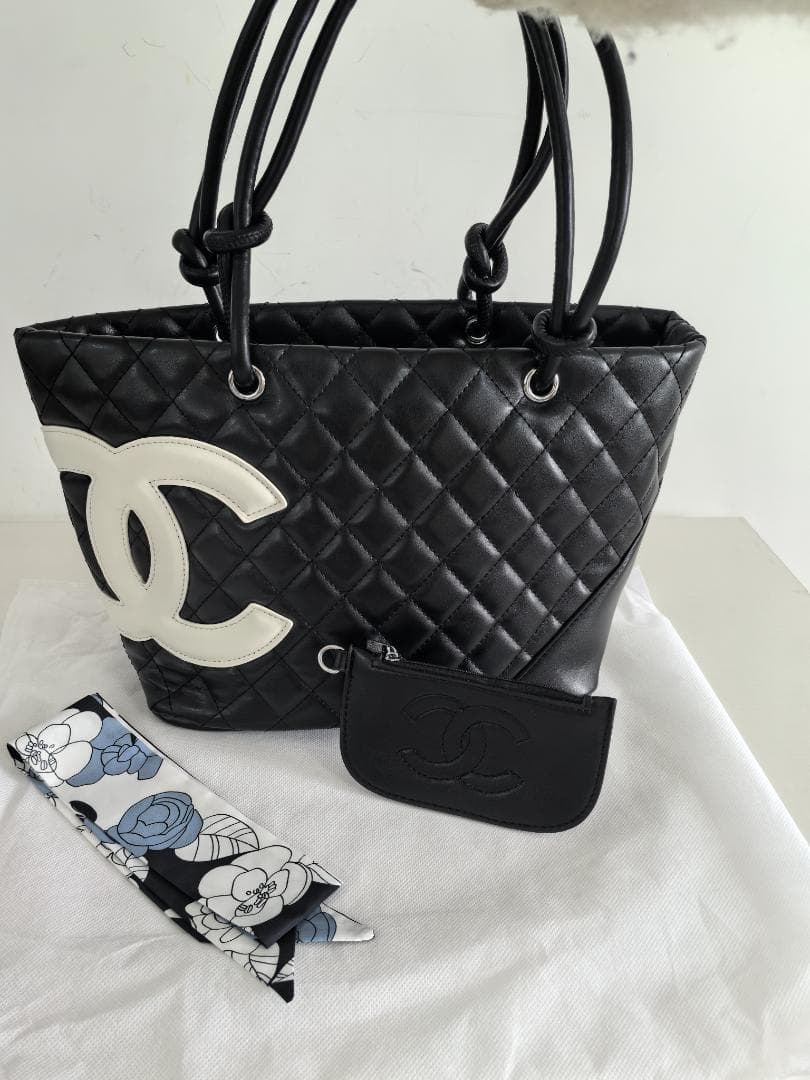 ブラックキルティング クラシックおしゃれ 大容量トートバッグ ポーチ付き