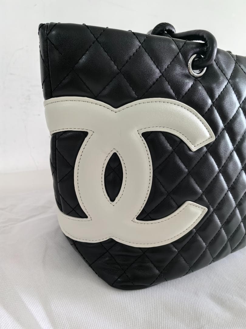 ブラックキルティング クラシックおしゃれ 大容量トートバッグ ポーチ付き