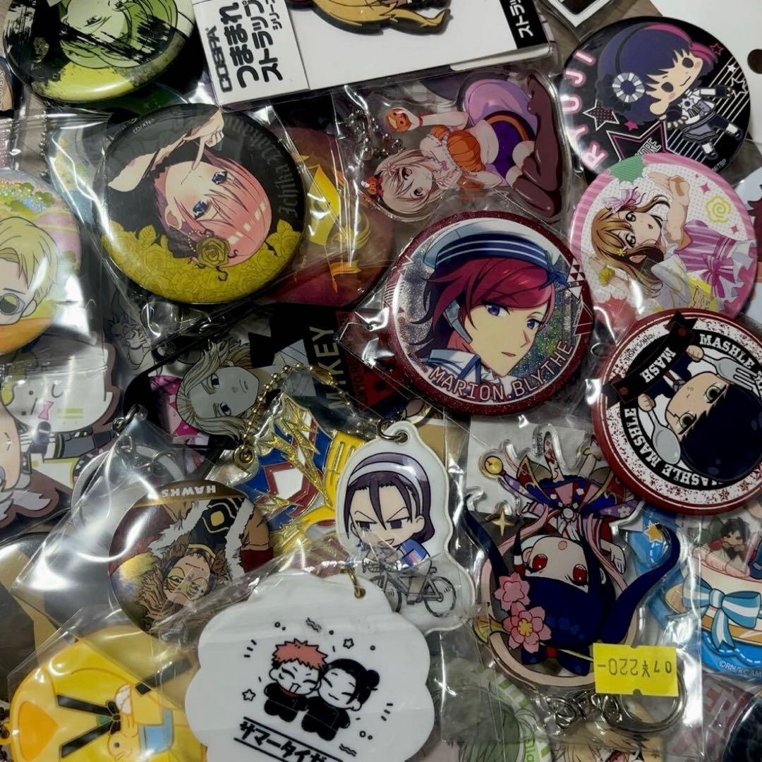 A.アニメグッズ ノンジャンル 缶バッジ 小物1600点大量まとめ売り 超大量