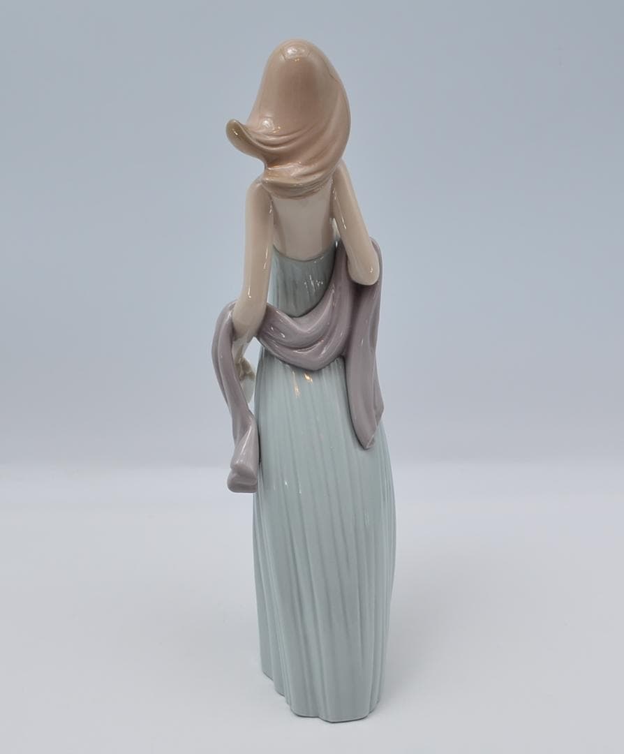 純真な女性　＃5487　No.2　★リヤドロ　スペイン　ポーセリン　箱付き　絶版