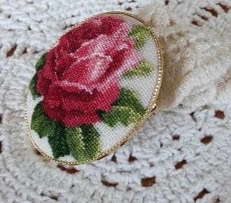 プチポアン・プチポワン☆刺繍ブローチ　薔薇