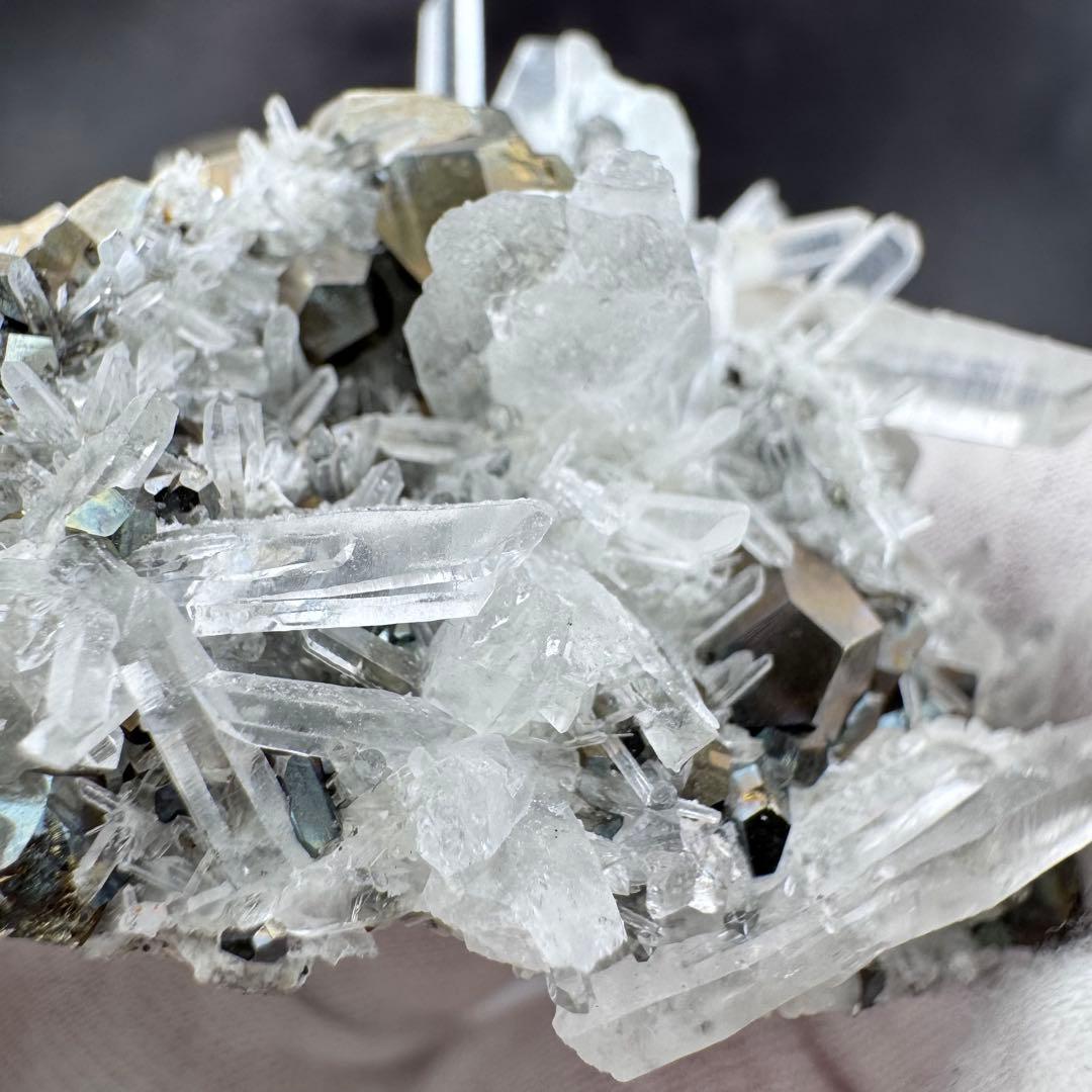 G-128パイライト共生 水晶クラスター 黄鉄鉱 自形結晶 鉱物標本 天然石