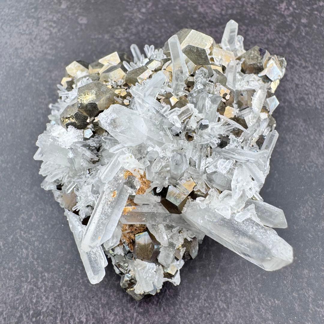 G-128パイライト共生 水晶クラスター 黄鉄鉱 自形結晶 鉱物標本 天然石