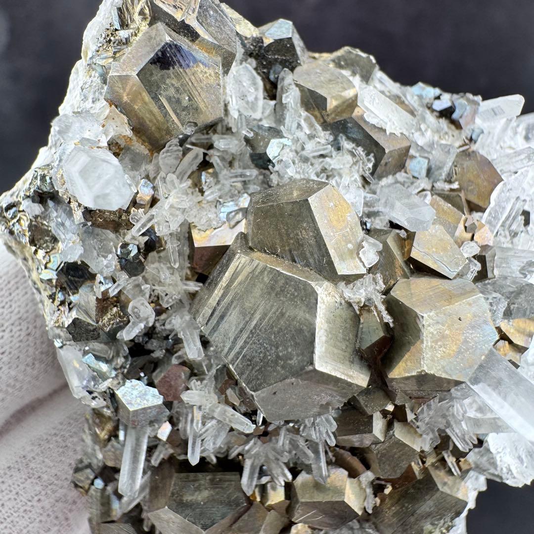 G-128パイライト共生 水晶クラスター 黄鉄鉱 自形結晶 鉱物標本 天然石