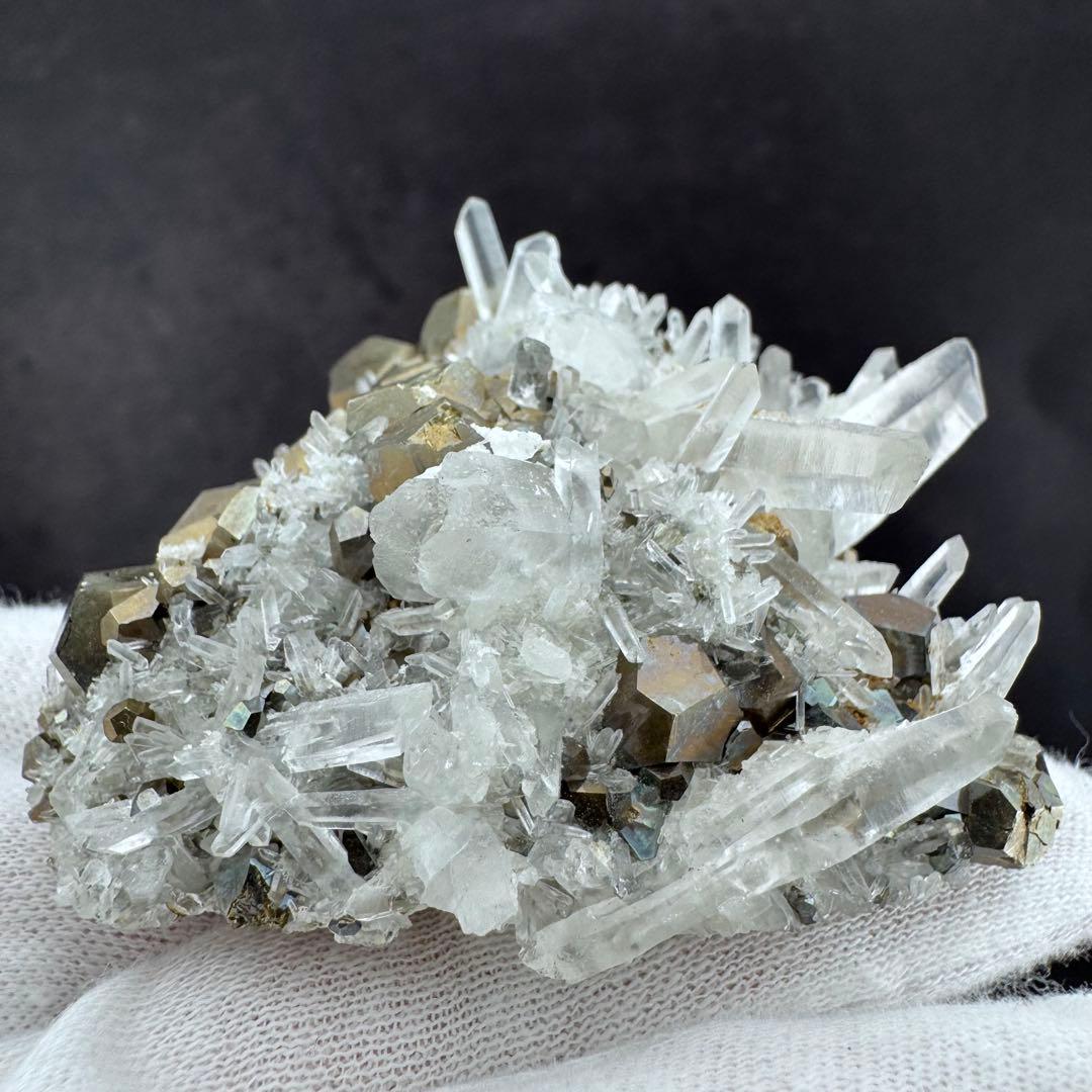 G-128パイライト共生 水晶クラスター 黄鉄鉱 自形結晶 鉱物標本 天然石