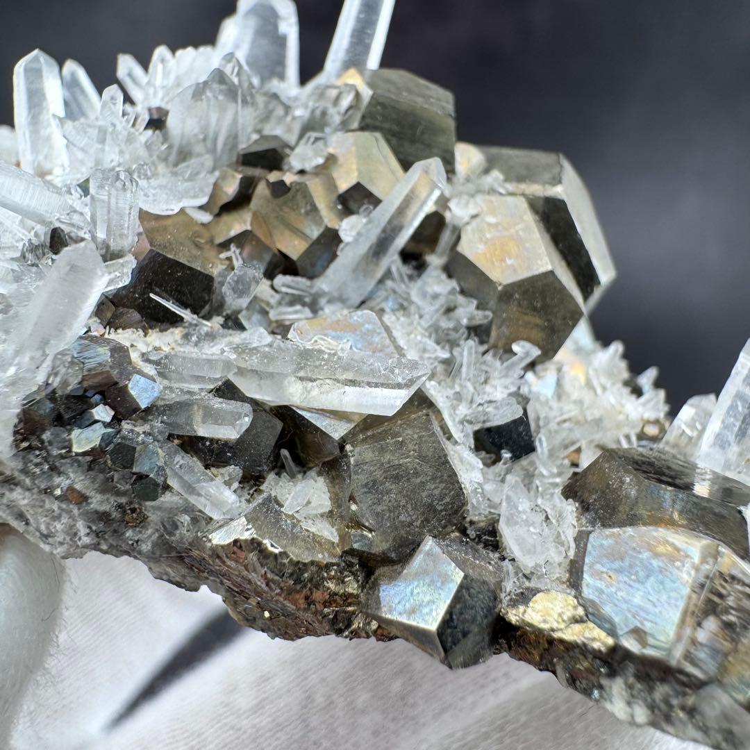 G-128パイライト共生 水晶クラスター 黄鉄鉱 自形結晶 鉱物標本 天然石