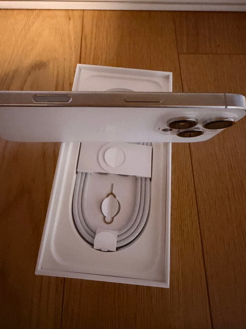 Apple iPhone 16 Pro ホワイト本体 充電ケーブル付き