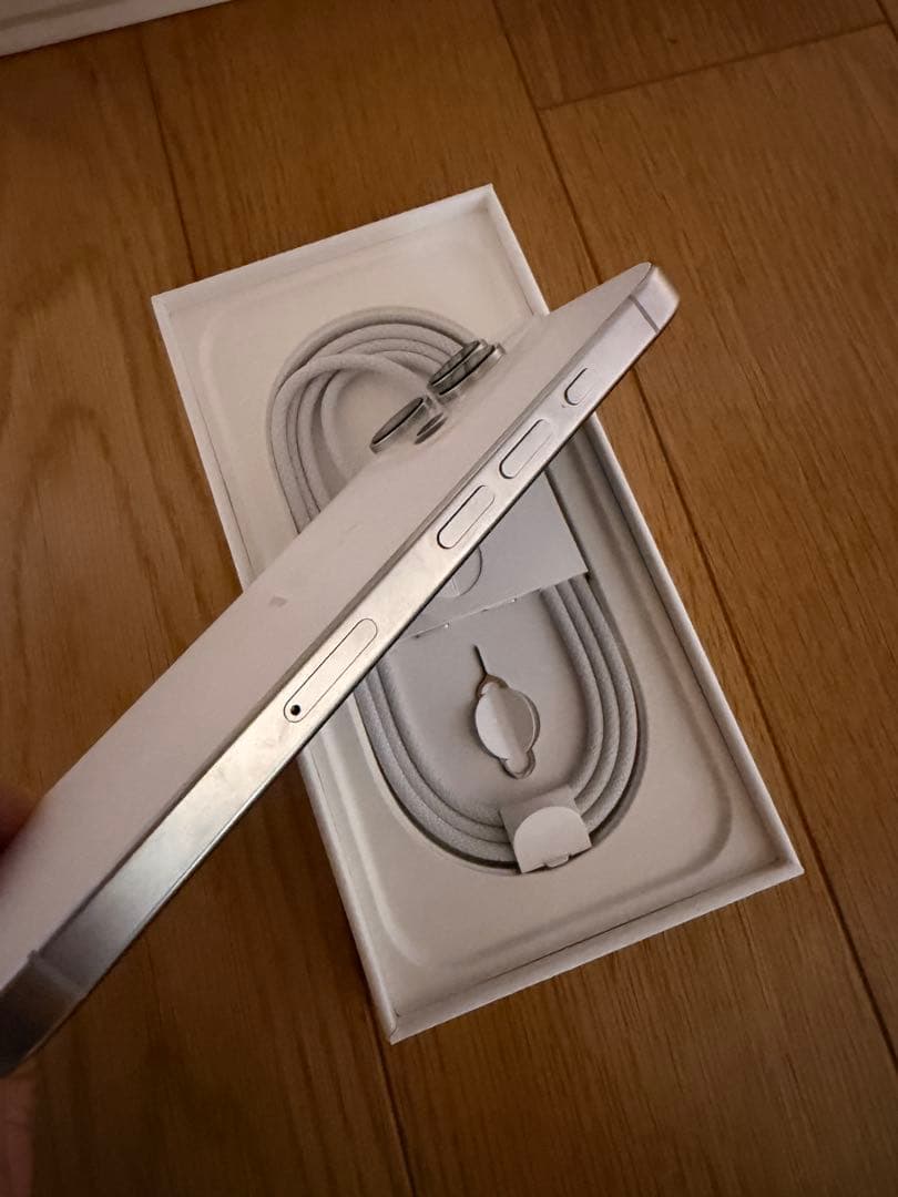 Apple iPhone 16 Pro ホワイト本体 充電ケーブル付き