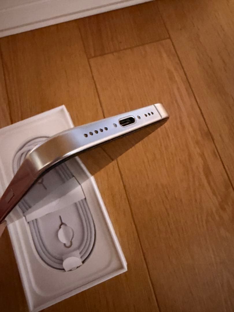 Apple iPhone 16 Pro ホワイト本体 充電ケーブル付き