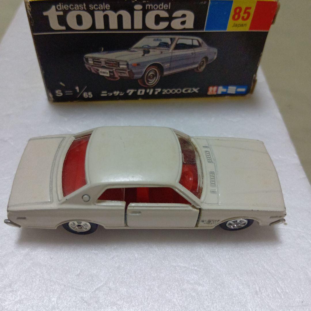 トミカ黒箱　日産グロリア 2000 GX 1/65　日本製　白色　旧ホイールです