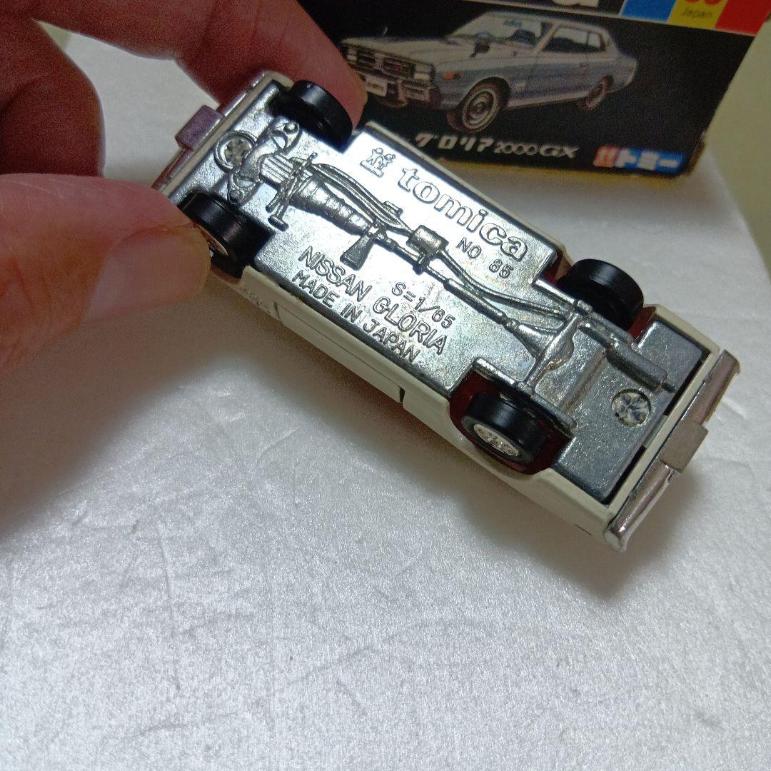 トミカ黒箱　日産グロリア 2000 GX 1/65　日本製　白色　旧ホイールです